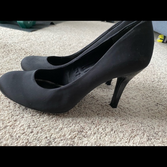 Black Pumps - Picture 1 of 4